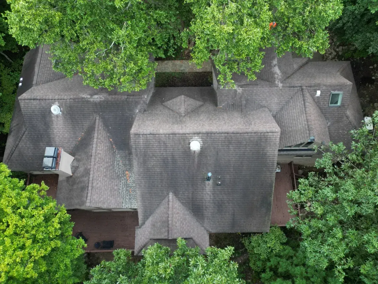 Roof on Glenn Glade in Chapel Hill, NC before the roof replacement