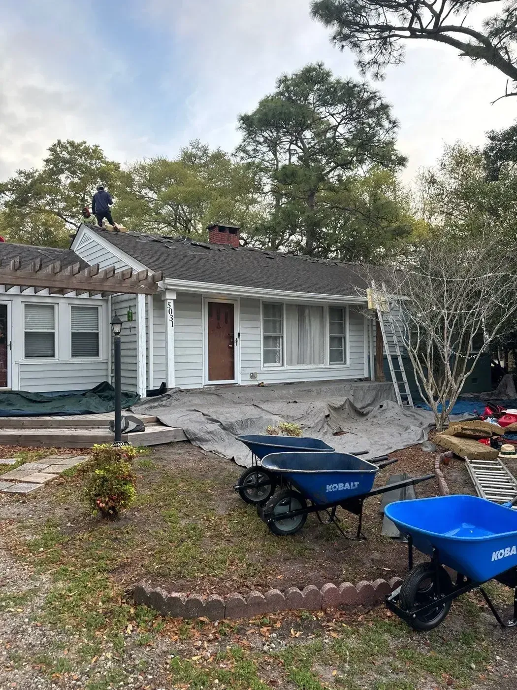 Roof on Pine St in Wilmington, NC before the roof replacement